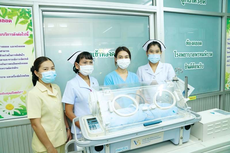 พญ.กอบกาญจน์ ชามพูนท พร้อมด้วยทีมพยาบาล