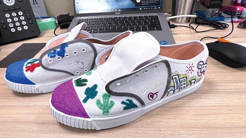 รองเท้าคู่พิเศษของ จรรยา แซ่พัว กับน้องผู้พิการทางสายตา เพื่อส่งต่อให้น้องๆ
ที่เชียงใหม่

