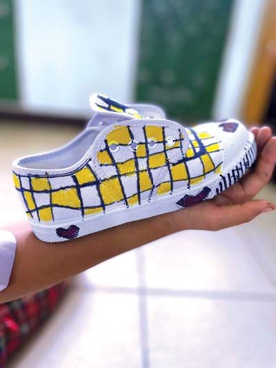 ศิลปะบนผืนรองเท้าผ้าใบ ฝีมือ
น้องผู้พิการทางสายตา