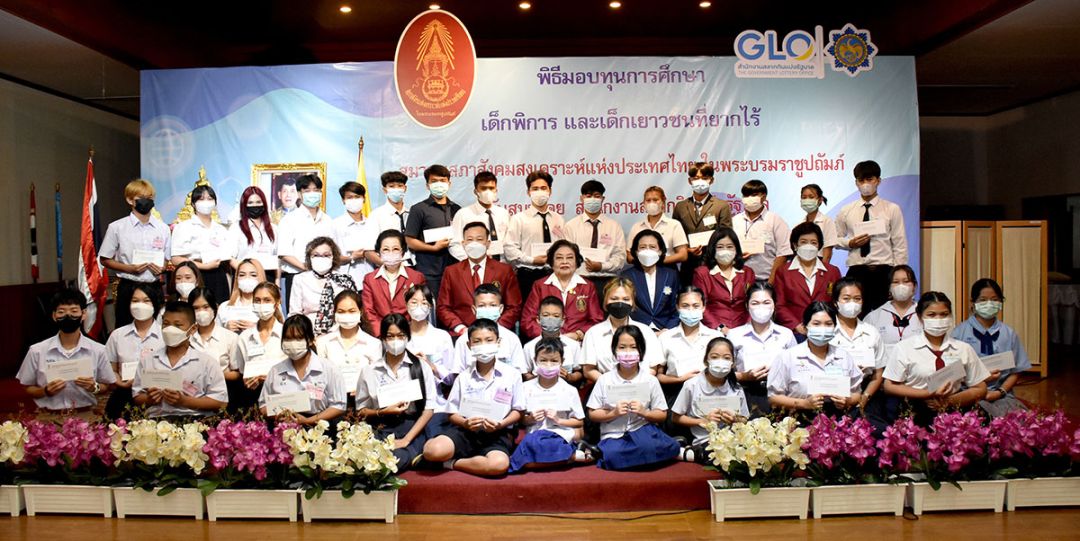 พล.ต.หญิง คุณหญิงอัสนีย์ เสาวภาพ ประธานสมาคมสภาสังคมสงเคราะห์ฯ เป็นประธานในพิธีมอบทุน การศึกษาเด็กพิการ และเด็กเยาวชนที่ยากไร้ โดยได้รับการสนับสนุนจากสำนักงานสลากกินแบ่งรัฐบาล โดยมี คณะกรรมการสมาคมสภาสังคมสงเคราะห์ฯ ศิริพร คัมภีรยส ผู้ช่วยเลขาธิการ, วิไลวรรณ ลายถมยา กรรมการอำนวยการ, พ.ต.อ.ดร.อัครพล บุณโยปัษฎัมภ์ ผู้ตรวจสอบภายใน, รัชนี วัชรีวงศ์ ณ อยุธยา เลขาธิการ, พล.ต.หญิง อัญชลี ฤกษ์งาม รองเลขาธิการ และ วราภรณ์ ชมกลิ่น ผู้ช่วยผู้อำนวยการสำนักงานสลากกินแบ่งรัฐบาล ร่วมในพิธี