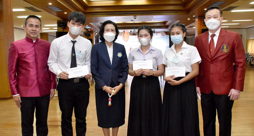 ร.ต.ท.ดร.มนัส โนนุช และ พ.ต.อ.ดร.อัครพล บุณโยปัษฎัมภ์ ร่วมแสดงความยินดีกับเยาวชนที่ได้รับทุนการศึกษา

