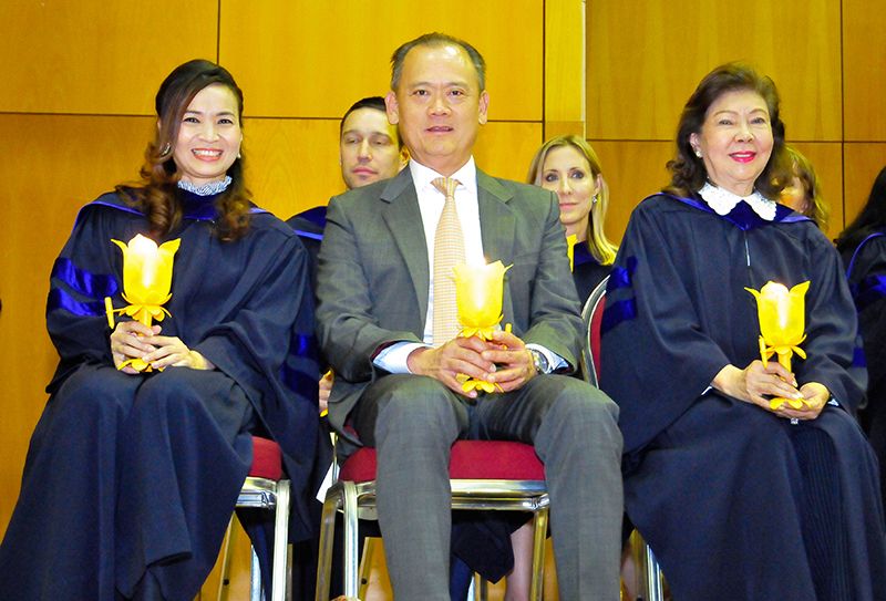 (จากขวา) ลักขณา ดิษยะศริน ผอ.โรงเรียน ดิ อเมริกัน สคูล ออฟ แบงค็อก พร้อมด้วย นาถ ลิ่วเจริญ ประธานกก.บริหารกลุ่ม บ.ซีดีจีและกลุ่ม บ.จีเอเบิล และ นิศานาถ ธรรมเกษีรัตนา รอง ผอ.โรงเรียน