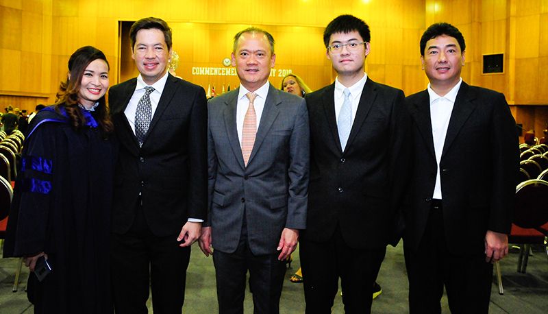 นิศานาถ ธรรมเกษีรัตนา-คริสโตเฟอร์ จงสถิตย์วัฒนา ต้อนรับ
นาถ ลิ่วเจริญ กับบุตรชาย และ ผรณเดช พูนศิริวงศ์ กก.ผจก.
นสพ.แนวหน้า