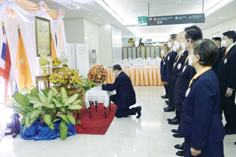 ศ.พิเศษ ดร.สุรเกียรติ์ เสถียรไทย นำคณะกรรมการและตัวแทนเครือข่ายมูลนิธิฯ ถวายแจกันดอกไม้ หน้าพระรูป ณ โรงพยาบาลจุฬาฯ