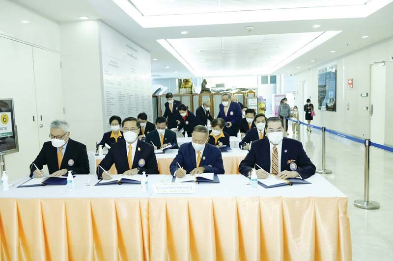 คณะกรรมการมูลนิธิฯ ลงนามถวายพระพร

