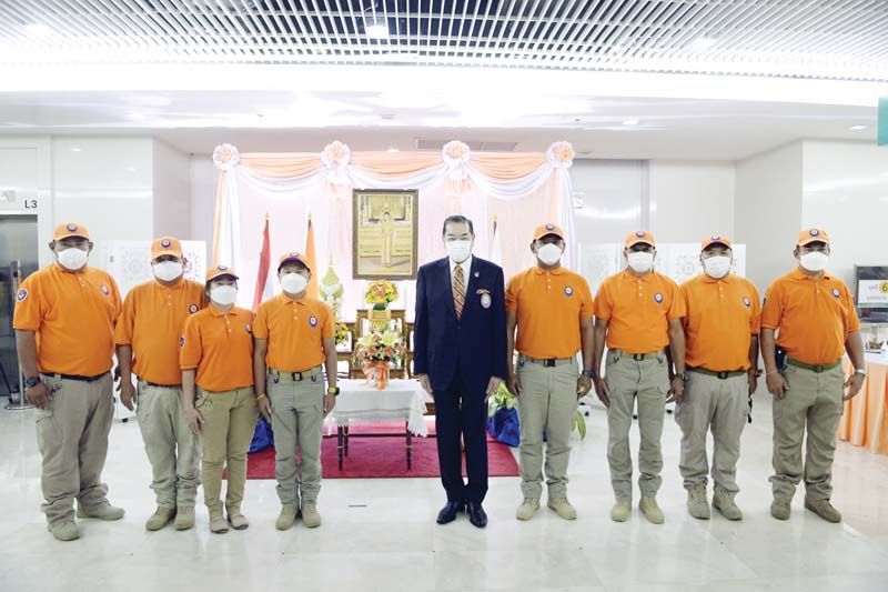ศ.พิเศษ ดร.สุรเกียรติ์ เสถียรไทย และตัวแทนเครือข่ายมูลนิธิฯ ที่มาร่วมลงนามถวายพระพร