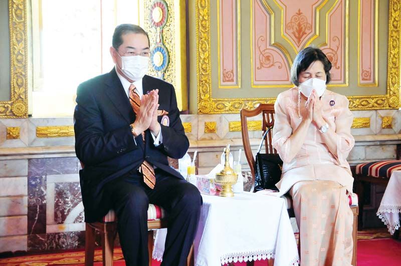 ศ.พิเศษ ดร.สุรเกียรติ์ เสถียรไทยพร้อมด้วย ท่านผู้หญิงสุธาวัลย์ เสถียรไทย เป็นประธานในพิธีเจริญพระพุทธมนต์