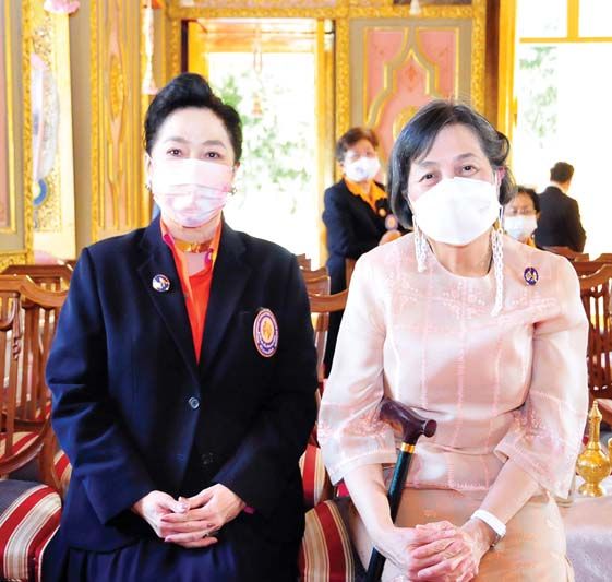 ผาณิต พูนศิริวงศ์ และ ท่านผู้หญิงสุธาวัลย์
เสถียรไทย

