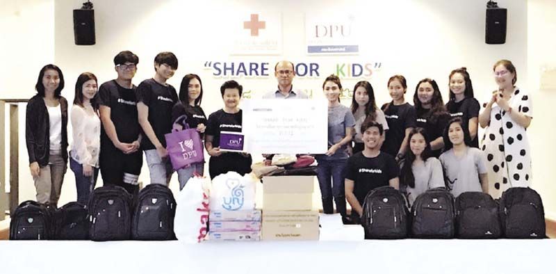 มอบของให้หมู่บ้านเด็ก