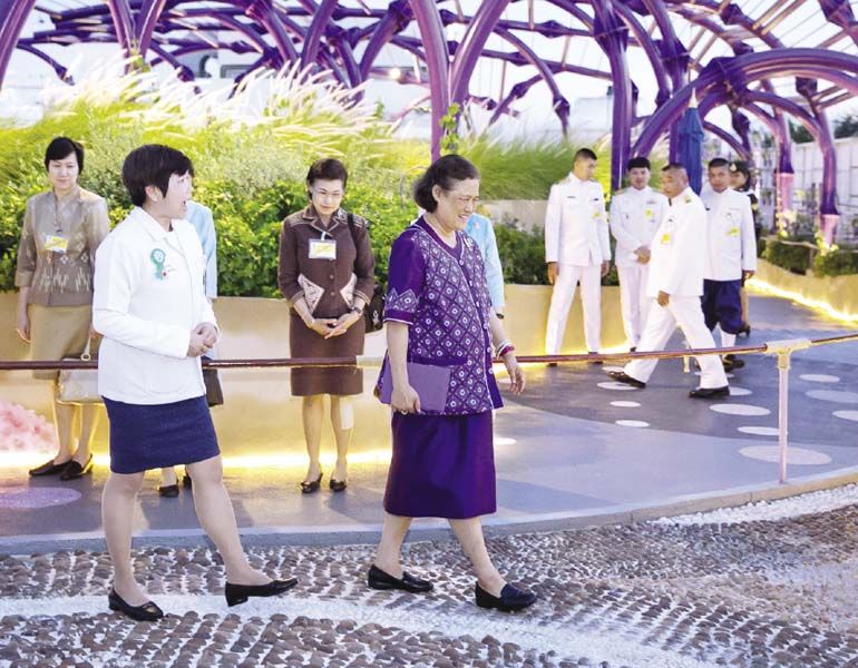 สมเด็จพระเทพรัตนราชสุดาฯ สยามบรมราชกุมารีทอดพระเนตร “สวนบำบัดลอยฟ้า”และเส้นทางเดินกาย
ภาพบำบัด ตลอดทางเต็มไปด้วยกรวดหลายขนาดเพื่อช่วยเปลี่ยนน้ำหนักในการกดจุดจากการทิ้งน้ำหนักลงบนเท้าขณะเดิน
