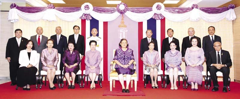 สมเด็จพระเทพรัตนราชสุดา ฯ สยามบรมราชกุมารีทรงฉายพระฉายาลักษณ์ร่วมกับคณะผู้บริหารและคณะกรรม
การมูลนิธิรามาธิบดีฯ
