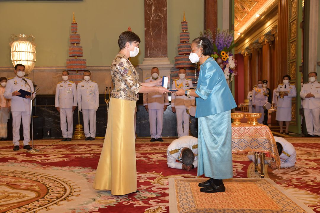 แอนเจลา เจน แม็กดอนัลด์ เอกอัครราชทูตออสเตรเลียประจำประเทศไทย เป็นผู้แทน ศ.นพ.เอียน เอช. เฟรเซอร์ เข้ารับพระราชทานรางวัลสมเด็จเจ้าฟ้ามหิดล ประจำปี 2565 สาขาการสาธารณสุข

