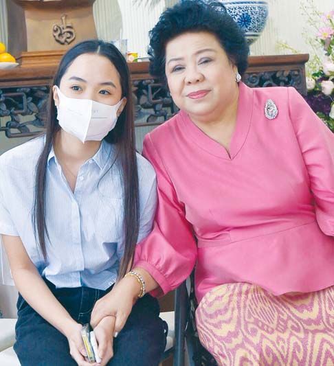 เบญจมาศ รุจิรวงศ์ กับหลานสาว ฉัฏฐ์วรรณ ทีปสุวรรณ