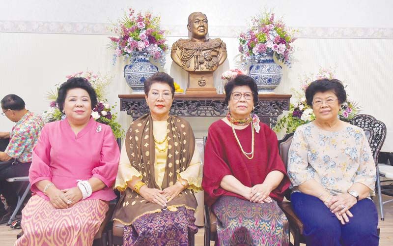พี่น้อง 4 คน จากซ้าย เบญจมาศ รุจิรวงศ์, พึงใจ วรรณพานิช, ทิพย์รัตน์ เหตระกูล และ จันทิมา ทีปสุวรรณ