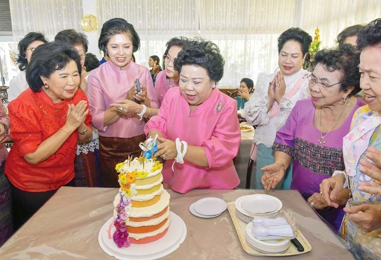 เบญจมาศ รุจิรวงศ์ ตัดเค้กวันเกิดครบรอบ 71 ปี ด้วยความสุขใจ