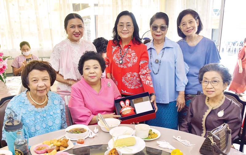 สายพิณ พหลโยธิน พร้อมด้วยสมาชิกสมาคมสตรีไทยแห่งประเทศไทยฯ