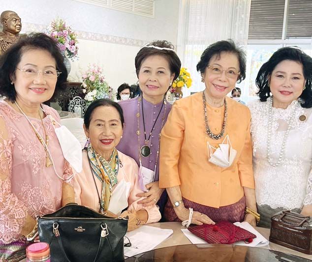 ศิริเพ็ญ วิจารณกุล, นภาสิริ ผาสุกวนิช,
พวงทอง อานันทนะสุวงศ์, วิไลวรรณ ลายถมยา
และ ลาลีวรรณ กาญจนจารี