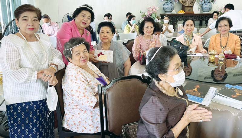 ลดา รุธิรกนก, จินตนา ธรรมวานิช ผจก.และผอ.โรงเรียนสมาคมสตรีไทยแห่งประเทศไทยฯ, เดือนฉาย คอมันตร์, นภาสิริ
ผาสุกวนิช และ วิไลวรรณ ลายถมยา