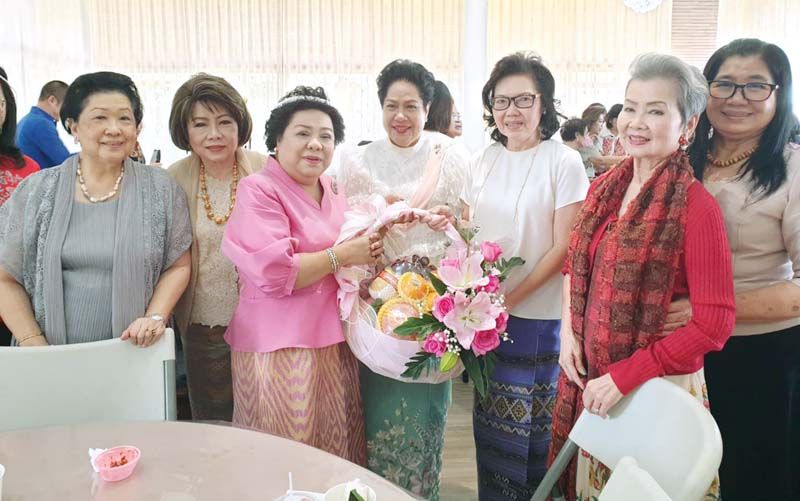 มอบดอกไม้อวยพร เดือนฉาย คอมันตร์, บัณพร เอี่ยมอมรพันธ์,
ภราไดย สุวรรณรัฐ และ มณีรัตน์ วัฒนสมบัติ


