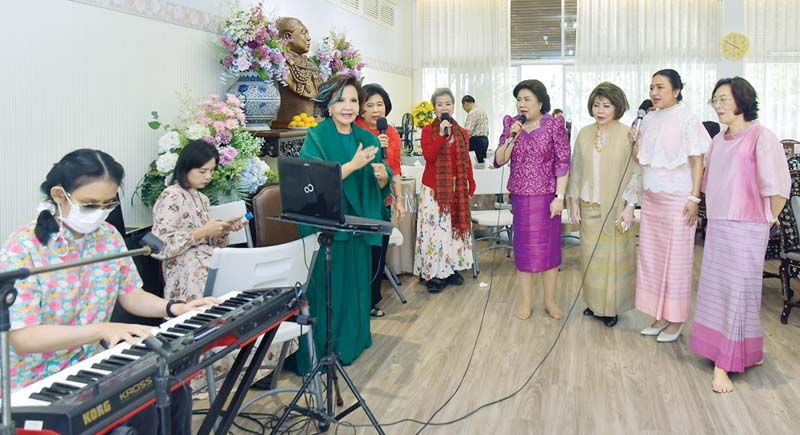 ฝึกซ้อมร้องเพลงเพื่อร่วมกิจกรรมมินิคอนเสิร์ต “รวมใจสามัคคีสตรีไทย”