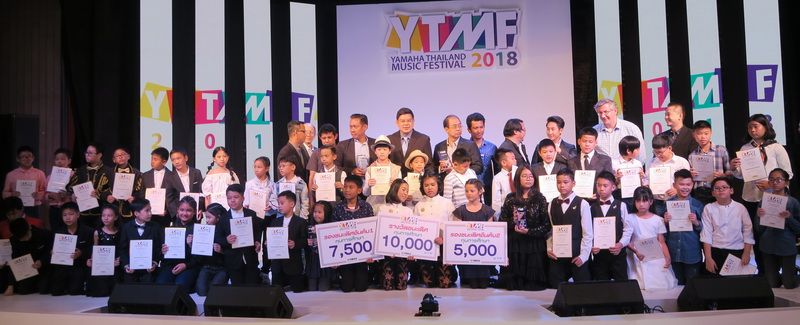 ถ่ายภาพร่วมกันบนเวที