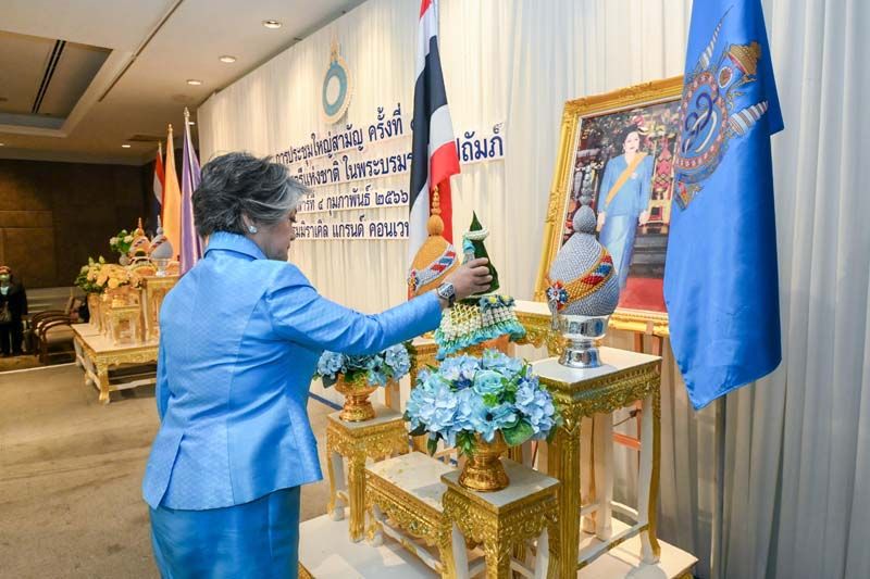 สุกัญญา ประจวบเหมาะ ประธานสภาสมาคมสตรีแห่งชาติฯ เปิดกระทงดอกไม้ถวายราชสักการะหน้าพระบรมฉายาลักษณ์ สมเด็จพระนางเจ้าสิริกิติ์ พระบรมราชินีนาถ พระบรมราชชนนีพันปีหลวง
