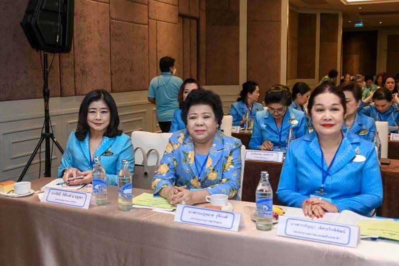 รัชนี วัชรีวงศ์ ณ อยุธยา ประธานคณะกรรมการบริหาร, เบญจมาศ รุจิรวงศ์ ประธานสมาชิกสมทบ และ วรัญญา เลิศวรกิจพิพัฒน์ รองประธานสภาสมาคมสตรีแห่งชาติฯ