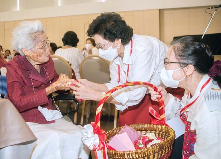 พิธีแสดงมุทิตาจิต คารวะอาจารย์ โดย สุดาพร ชุตินธรานนท์, ดร.เพ็ญนี เศรษฐณาค์ กรรมการ ส.ว.ว. เป็นตัวแทนลูกศิษย์