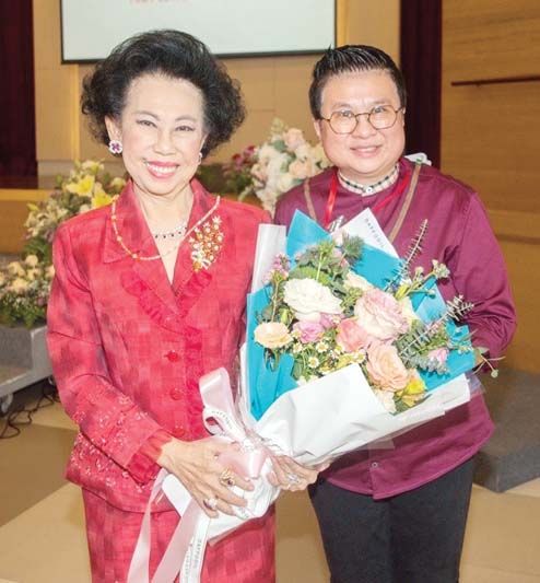 พวงทอง สัจจาภินันท์ มอบช่อดอกไม้แสดงความยินดีกับ ดร.แพง ชินพงศ์ นายกสมาคมศิษย์วังหลัง-วัฒนา คนใหม่