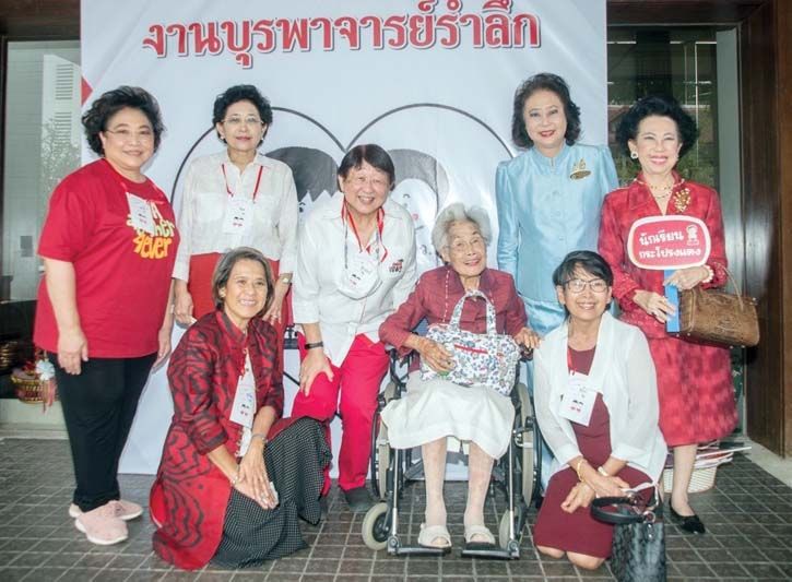 พวงทอง สัจจาภินันท์ นำทีม ธนิดา ฤทธาคนี, สุดาพร ชุตินธรานนท์,
สุภาภรณ์ อำนวยกิจ, ดร.ณ ฤดี เคียงศิริ อดีตนายก ส.ว.ว., สุภัทรา
เชาวน์ชูเวชช์ และ สริยา จันทร์เพ็ญ ถ่ายภาพกับ อ.วรรณดี คันธวงศ์

