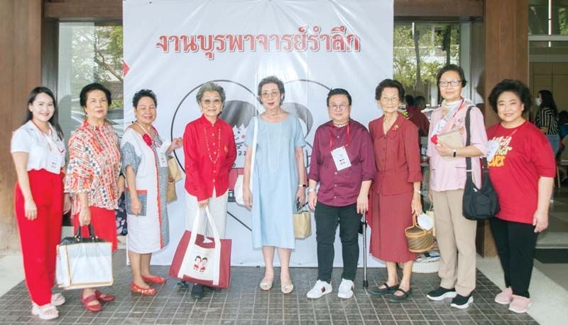ท่านผู้หญิงรวิจิตร์ สุวรรณบุบผา พร้อมด้วย ธัญรัศม์ พิมลสิงห์, อรพิม นาคะธีรานนท์, วชิรา
หอมศิลป์กุล, จารุรัช ตันตราภรณ์, ดร.แพง ชินพงศ์, อ.สาลินี วีรเธียร, กรรณิการ์ เดลี และ
ธนิดา ฤทธาคนี