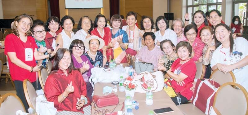 คุณครูอาวุโส อบอุ่นไปด้วยกับลูกศิษย์