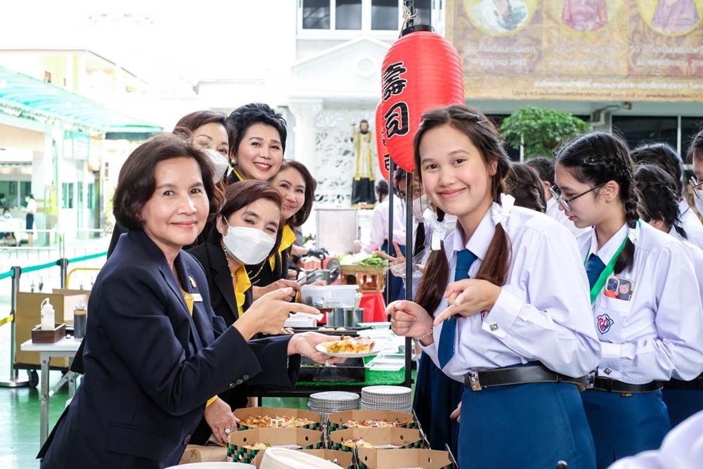 คณะกรรมการสมาคมฯ จัดอาหารอย่างดีแทนคำขอบคุณให้กับผู้ร่วมบริจาคโลหิต