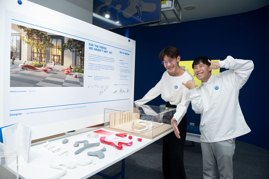 ทีมแด่เพื่อนที่(ไม่)รู้จัก กฤตธี วงศ์มณีโรจน์ และ วิภพ มโนปัญจสิริ
กับผลงานการออกแบบที่ได้รับรางวัลที่ 1