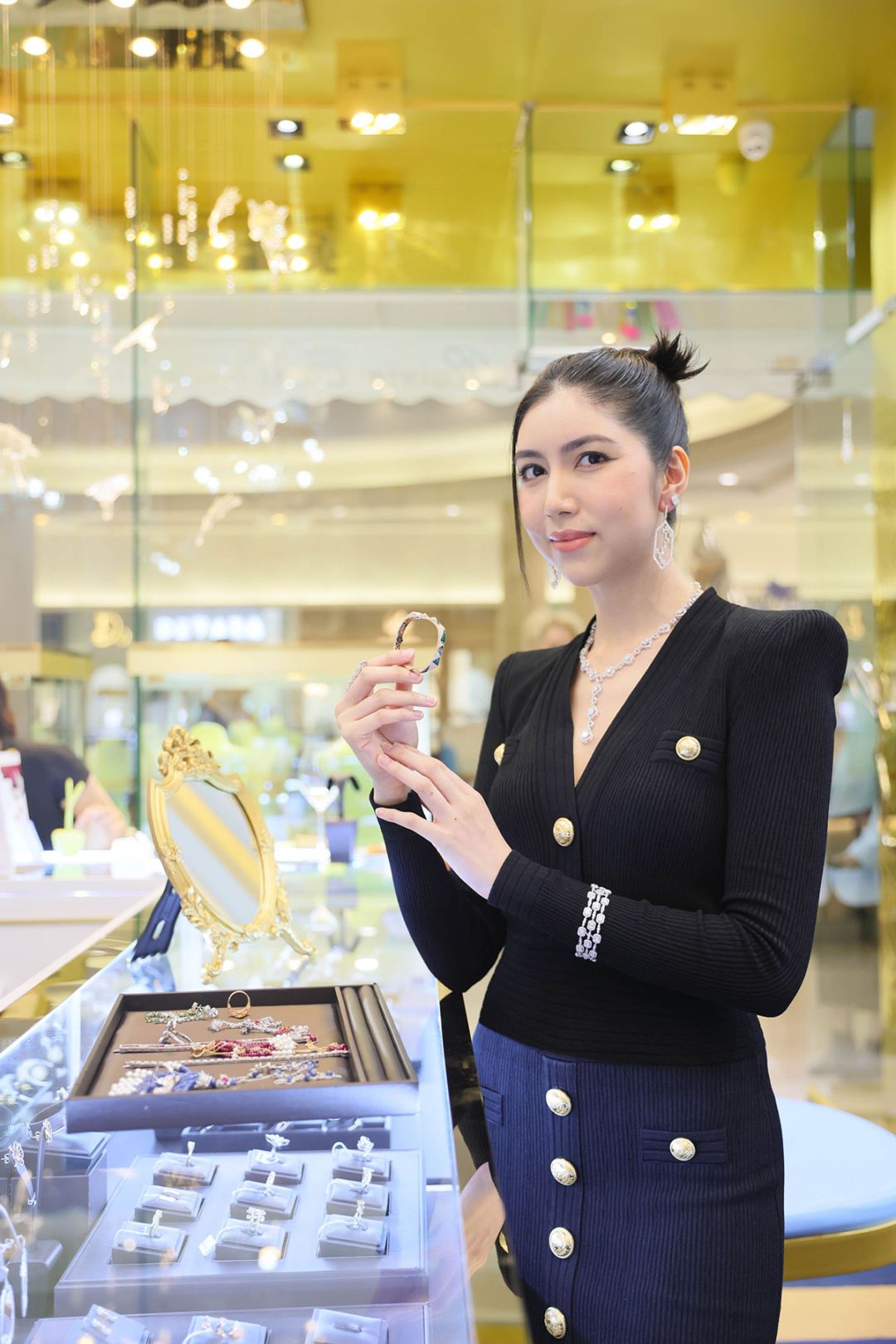 วีรวรรณ เทพเจริญ เลือกไอเท็มชิ้นใหม่ที่เข้าได้กับทุกลุค

