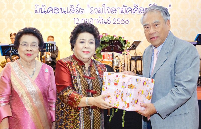 จรรยา เฮงตระกูล อุปนายกสมาคมฯ, เบญจมาศ
รุจิรวงศ์ นายกสมาคมฯ มอบของที่ระลึกแก่ ดร.วิชิต แย้มบุญเรือง ผู้ดูแลการขับร้องเพลงในงาน
