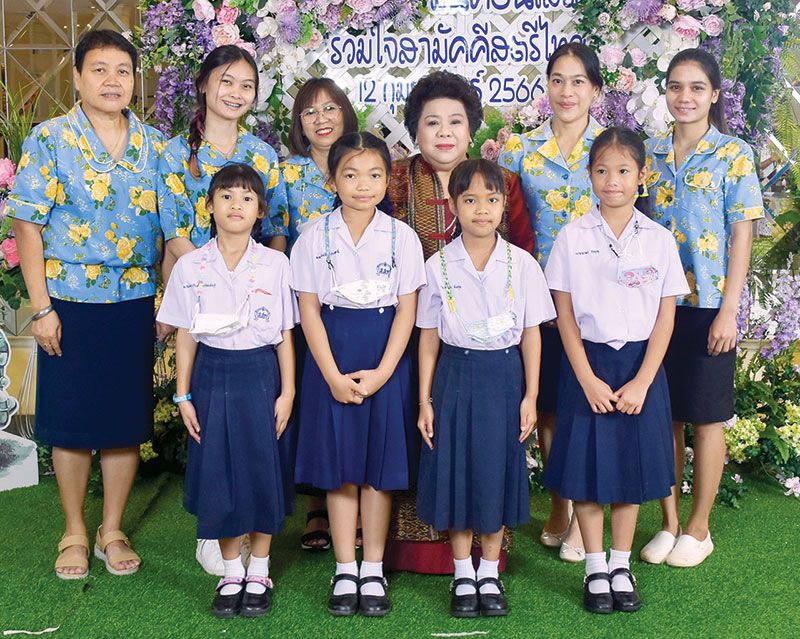 คณะครูและนักเรียนโรงเรียนสมาคมสตรีไทย มาช่วยงานอย่างแข็งขัน