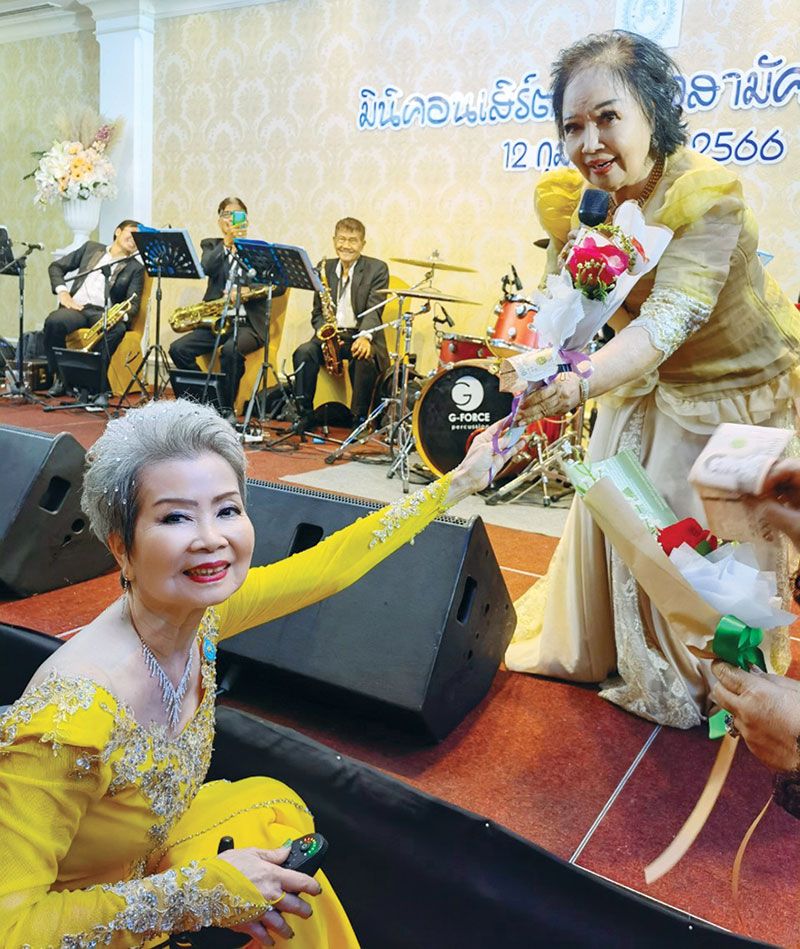 มอบดอกไม้ให้ศิลปินแห่งชาติ รวงทอง ทองลั่นธม
