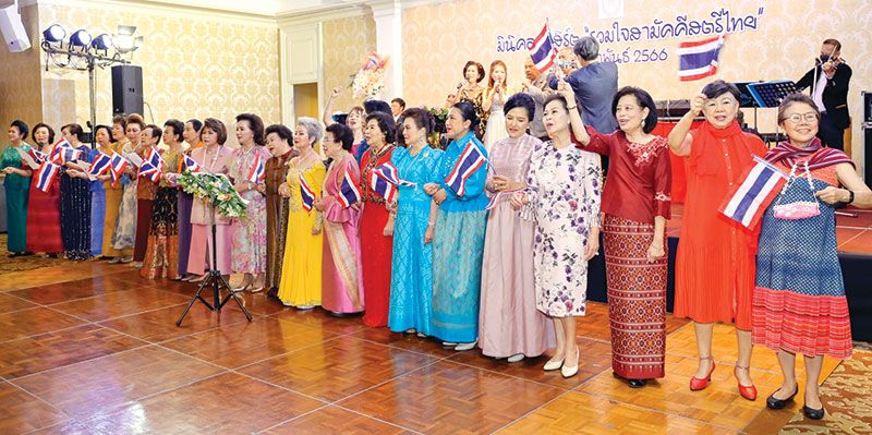 นายกสมาคมฯ, คณะกรรมการสมาคมและที่ปรึกษาร่วมกันร้องเพลง “บ้านเกิดเมืองนอน”