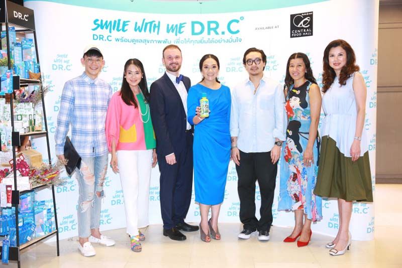 วราวุธ เลาหพงศ์ชนะ, บุปผา งามอภิชน, มร.เซดริก ดูเพอร์เรย์, ปรียามล ธนวิสุทธิ์, บรม พิจารณ์จิตร, อินทิรา ธนวิสุทธิ์, นนทกานต์
ทัพะรังสี อึง