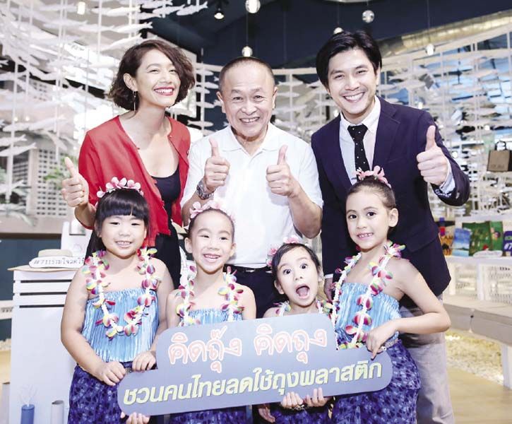 บัญญัติ คำนูณวัฒน์ กับสองคู่รักดารา 
พิพัฒน์-ศิรพันธ์ อภิรักษ์ธนากร ชวนคนไทย
ลดใช้ถุงพลาสติก

