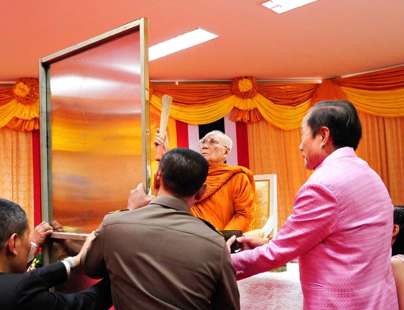 สิริมงคล สมเด็จพระอริยวงศาคตญาณ สมเด็จพระสังฆราช สกลมหาสังฆปริณายก ทรงเจิมป้ายชื่อเปิดบริษัท และพรมน้ำมนต์ เพื่อความเป็นสิริมงคล