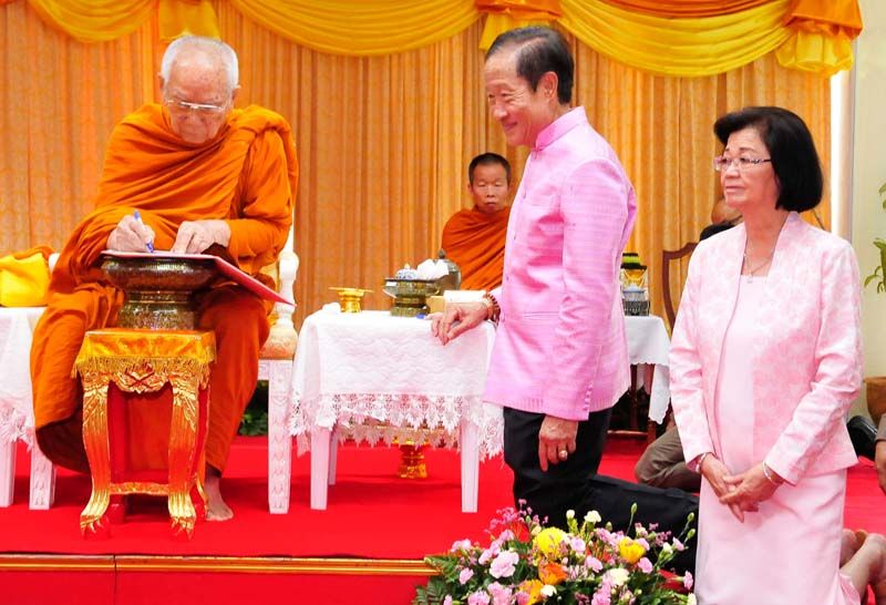 ทรงเขียนอำนวยพรในสมุดลงพระนามในพิธีเปิดป้ายบริษัท ยังความปลื้มปีติ ของผู้บริหาร ประยุทธ-สุวิมล มหากิจศิริ