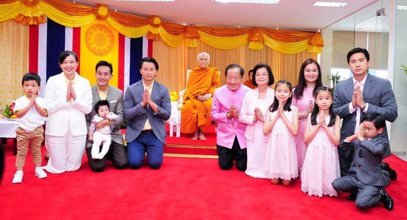 ฉายพระรูปร่วมกับครอบครัวผู้บริหาร บริษัท เนเชอรัล เบฟ จำกัด นำโดย ประยุทธ-สุวิมล มหากิจศิริ พร้อมด้วยบุตรสาว-บุตรชาย-เขย อุษณีย์ มหากิจศิริ-ลอภ์เรนฆ์  ลีโอณีโอ, เฉลิมชัย มหากิจศิริ, อุษณา มหากิจศิริ-กมลสุทธิ์ ทัพพะรังสี และหลานสาว-หลานชาย