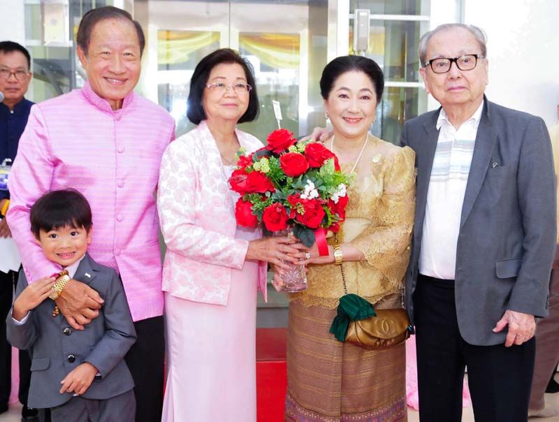 วาริน-ผาณิต พูนศิริวงศ์ มาร่วมแสดงความยินดีในวันเปิดบริษัท ให้กับ ประยุทธ-สุวิมล มหากิจศิริ