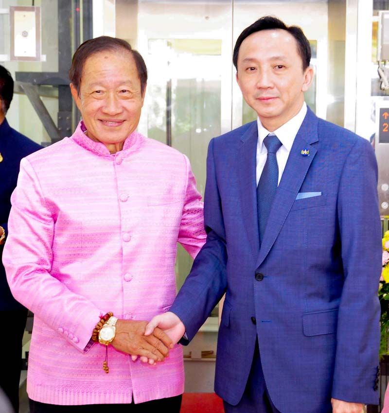 สมนึก กยาวัฒนกิจ ยินดีกับ ประยุทธ มหากิจศิริ