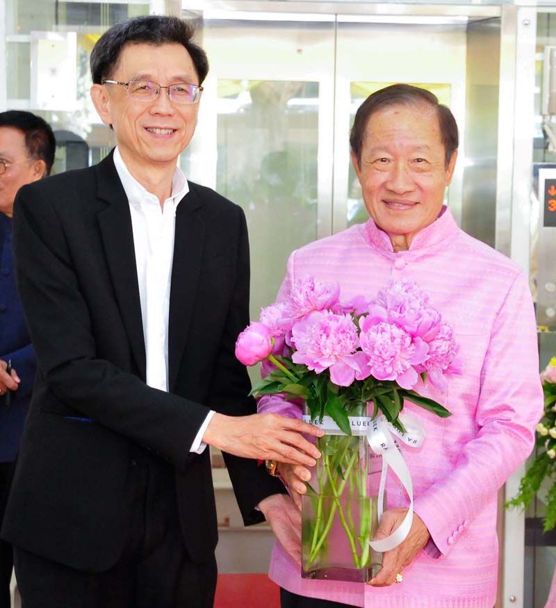 คับคั่งไปด้วยแขกผู้มีเกียรติร่วมแสดงความยินดี ที่มาพร้อมกระเช้ายินดีและคำอวยพรมากมายในวันเปิดป้ายบริษัท เนเชอรัล เบฟ จำกัด