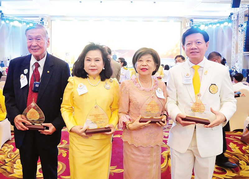 ดร.สมัคร เจียมบุรเศรษฐ์, ดร.นุชนาถ วสุรัตน์ โกษานันตชัย, กีระณา สุมาวงศ์
และ สุรวัฒน์ ชมภูพงษ์


