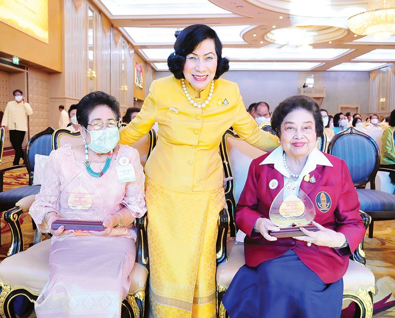 ดร.ศุลีมาศ สุทธิสัมพัทน์ นายกพุทธสมาคมฯ
แสดงความยินดีกับ สุดารัตน์ นาคามดี และ พล.ต.หญิง คุณหญิงอัสนีย์ เสาวภาพ

