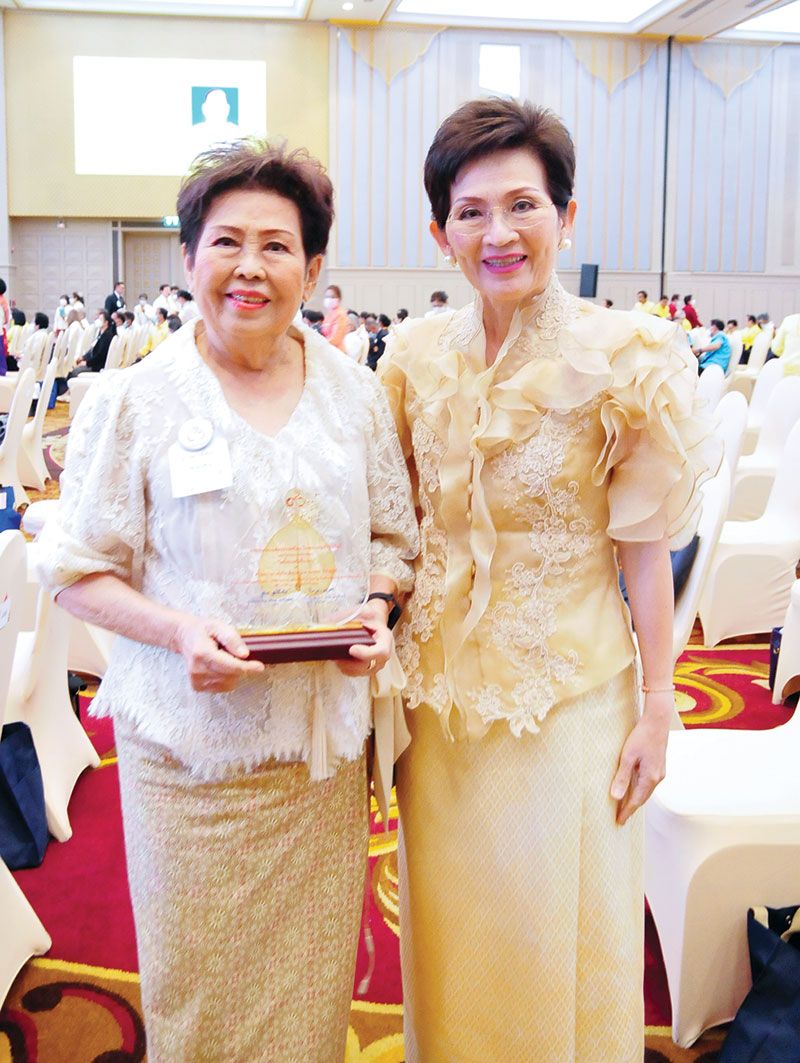 จรรย์สมร วัธนเวคิน รับโล่รางวัล
“โพธิ์ทองคนต้นแบบ” โดยมี
พนิดา เทพกาญจนา ร่วมแสดงความยินดีกับคุณแม่

